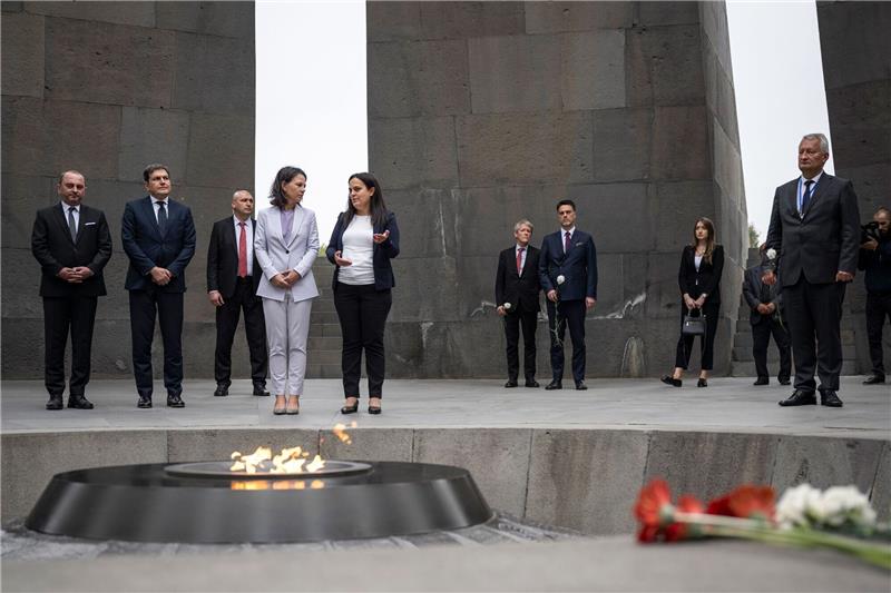Baerbock ruft Armenien und Aserbaidschan zu Gesprächen auf Außenministerin Annalena Baerbock und Edita Gsojan (r), Direktorin der Stiftung «Institut des Völkermordmuseums Armeniens» stehen gemeinsam an der ewigen Flamme. Die Gedenkstätte Zizernakaberd erinnert an den Völkermord an Armeniern von 1915.