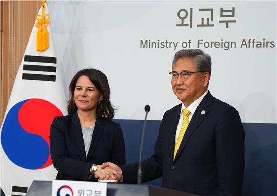 Außenministerin Annalena Baerbock und ihr südkoreanischer Amtskollege Park Jin in Seoul.