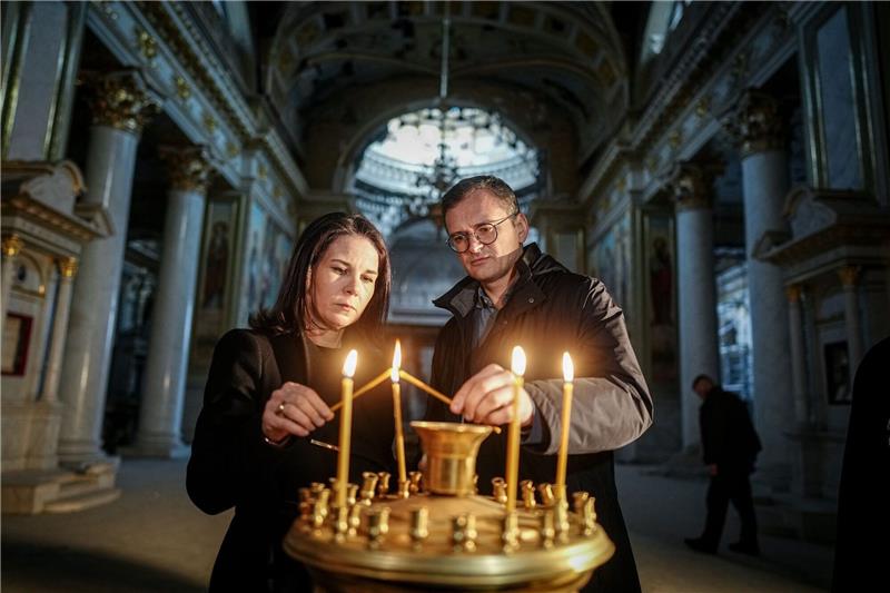 Baerbock besucht mit Kuleba südukrainische Hafenstadt Odessa Außenministerin Annalena Baerbock und ihr ukrainischer Amtskollege Dmytro Kuleba beim Besuch der Verklärungskathedrale in der Hafenstadt Odessa.