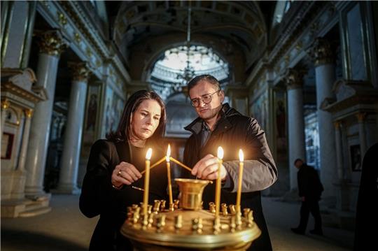 Außenministerin Annalena Baerbock und ihr ukrainischer Amtskollege Dmytro Kuleba beim Besuch der Verklärungskathedrale in der Hafenstadt Odessa.