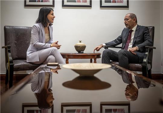 Außenministerin Annalena Baerbock unterhält sich mit dem jordanischen Außenminister Aiman al-Safadi.