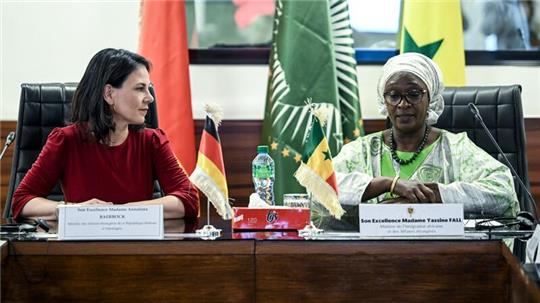 Außenministerin Annalena Baerbock versucht in Westafrika, die Ausbreitung der Gewalt nach den Militärputschen im Sahel einzudämmen. Dem Senegal kommt eine Mittlerrolle zu.