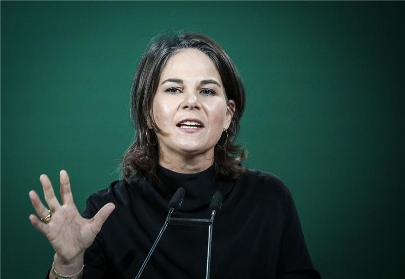 Hafenbeteiligung: Baerbock warnt vor Abhängigkeit von China Außenministerin Annalena Baerbock warnt davor, dass Deutschland sich von China abhängig macht.