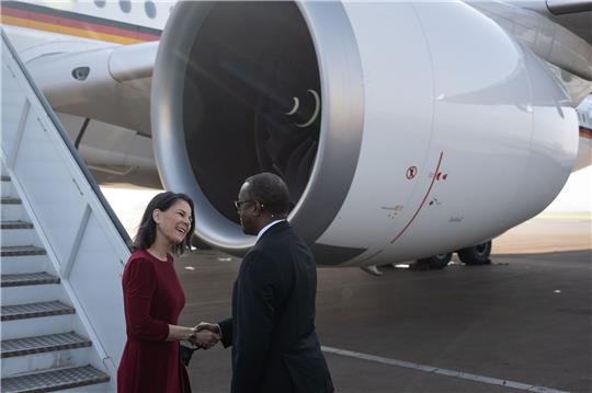 Außenministerin Annalena Baerbock wird auf dem Flughafen von Kigali von ihrem Amtskollegen Vincent Biruta empfangen.