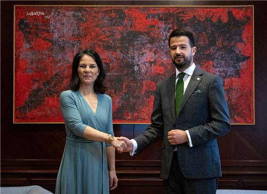 Außenministerin Annalena Baerbock wird bei ihrem Besuch in Montenegro von Jakov Milatovic, Präsident von Montenegro, zu einem Gespräch empfangen.
