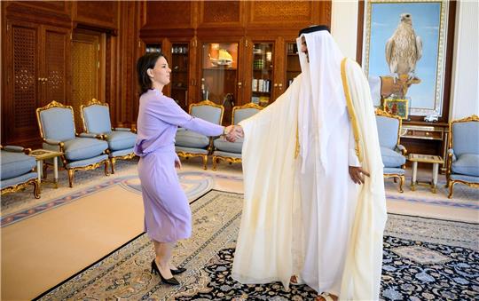 Außenministerin Annalena Baerbock wird von Scheich Tamim bin Hamad Al Thani, Emir von Katar, empfangen.