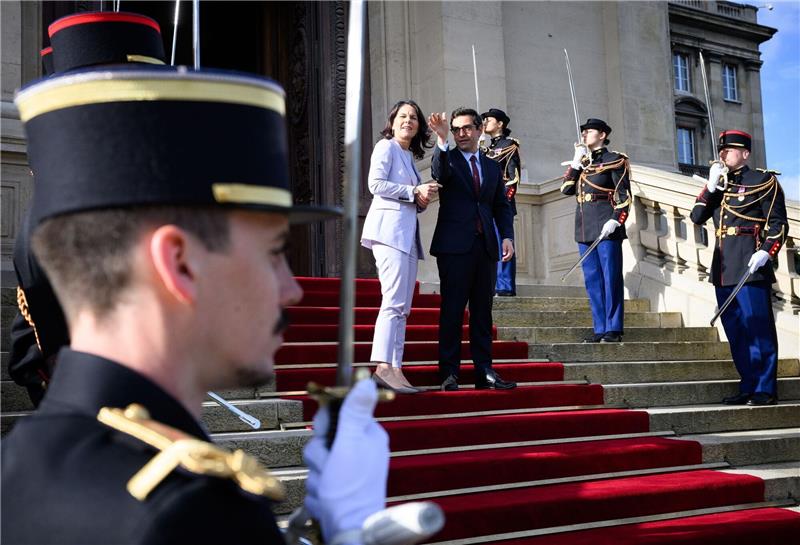 Konferenz mobilisiert über zwei Milliarden Euro für Sudan Außenministerin Annalena Baerbock wird von ihrem Amtskollegen Stéphane Séjourné am Außenministerium begrüßt.