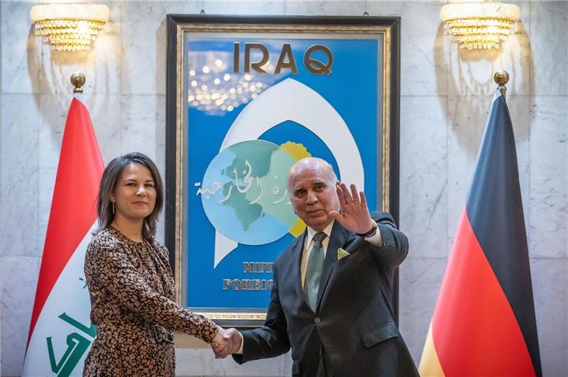 Kampf gegen IS: Deutschland und USA sichern Irak Hilfe zu Außenministerin Annalena Baerbock wird von ihrem irakischen Amtskollegen Fuad Hussein begrüßt.