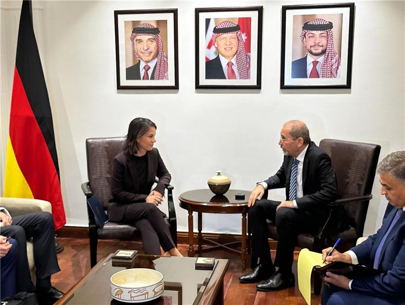 Baerbock: 50 Millionen Euro humanitäre Soforthilfe für Gaza Außenministerin Annalena Baerbock zusammen mit ihrem jordanischen Amtskollegen Aiman al-Safadi in Amman.