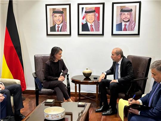 Außenministerin Annalena Baerbock zusammen mit ihrem jordanischen Amtskollegen Aiman al-Safadi in Amman.