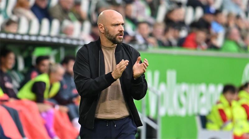 Supercup: Startschuss zum Alleingang der Bayern-Frauen? Außenseiter mit Wolfsburg: VfL-Trainer Stephan Lerch. (Archivbild)