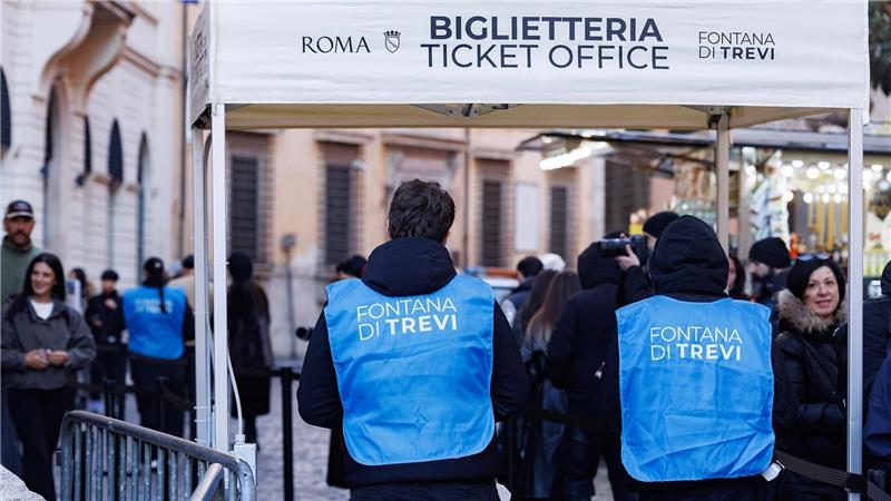 Ab heute: Touristen müssen Eintritt für Trevi-Brunnen zahlen Außerdem können die Tickets vor Ort am Eingang zum Brunnen mit Kreditkarte sowie an mehreren touristischen Informationsstellen gekauft werden. Einwohner von Rom müssen nicht zahlen.