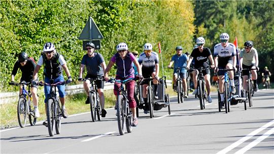 Außergewöhnlich viel los ist beim 27. Raderlebnistag im Innerstetal. Der Sonnenschein lockt viele Teilnehmer an.