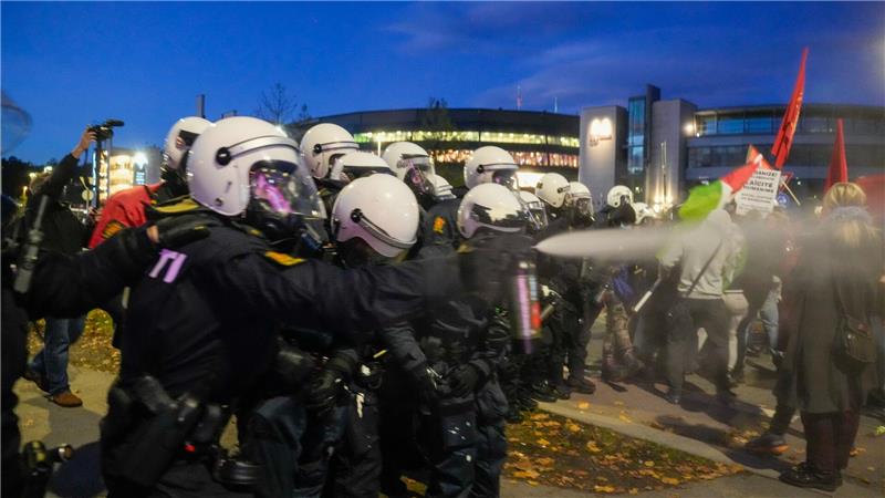 Proteste gegen Israel: Haaland treffsicher - außer vom Punkt Außerhalb des Stadions wurde die zunächst friedliche Demonstration zunehmend aggressiver.