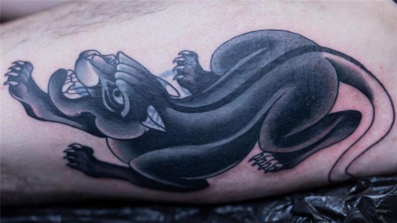 Dieses Tattoo-Studio verwandelt Reichsadler in Panther Aussteigern aus der rechtsextremen Szene wird so bei einem Einstieg in ein neues Leben geholfen.