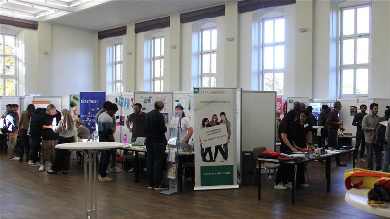 TU Clausthal heißt auf der Startmesse ihre Erstsemester willkommen Aussteller, Studierende und Bärchenführer tummeln sich in der Aula.