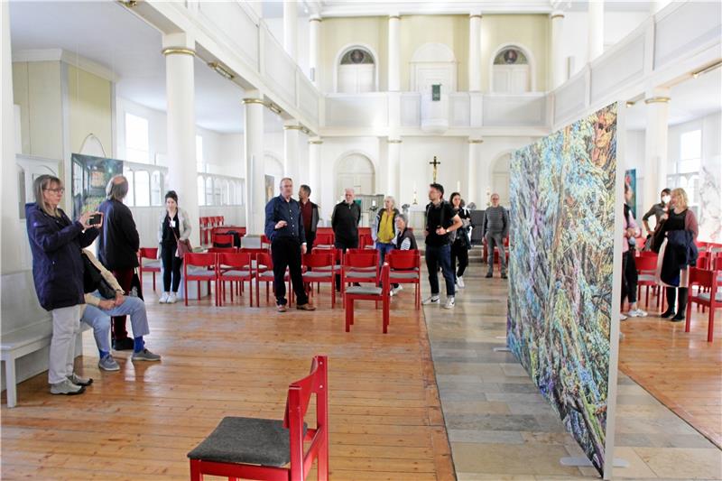 Der Andreas-Preis geht an Leon Friederichs Ausstellungsleiter und Kurator Detlef Kiep (4.v.l.) führt die Gäste der Eröffnung vorab durch die drei Ausstellungsräume, hier die Martini-Kirche.