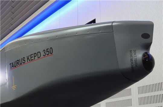 Ausstellungsstück eines Taurus KEPD 350 Marschflugkörpers im Showroom des Rüstungsunternehmens MBDA.
