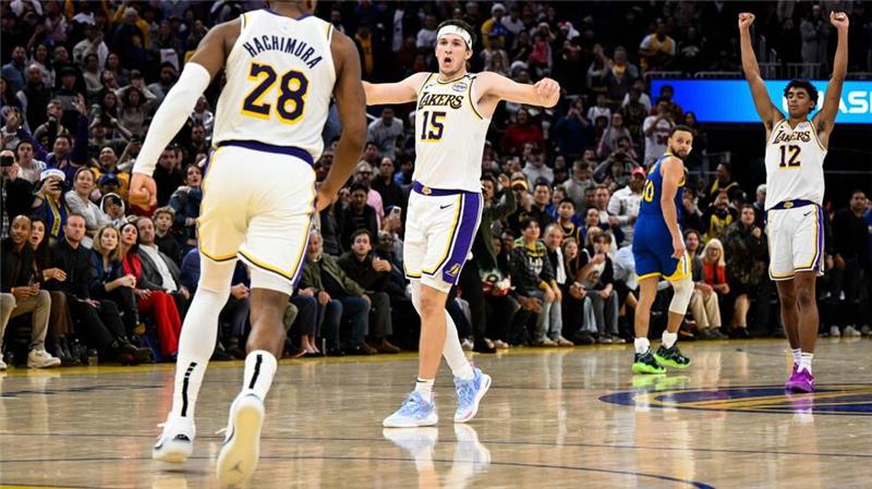 NBA: Lakers gewinnen bei Warriors in letzter Sekunde Austin Reaves (M) gelang eine Sekunde vor Schluss der siegbringende Korb.