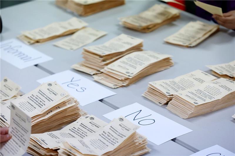 Australien hat in einer historischen Volksbefragung über ein größeres politisches Mitspracherecht für die indigene Bevölkerung abgestimmt. nun gibt es ein Ergebnis.