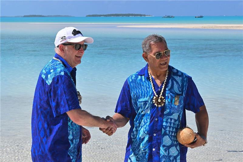 Vom Klimawandel vertrieben: Australien nimmt Tuvaluer auf Australiens Premier Anthony Albanese (l.) und Kausea Natano, Premierminister von Tuvalu, beim Pazifik-Insel-Forum in Aitutaki.