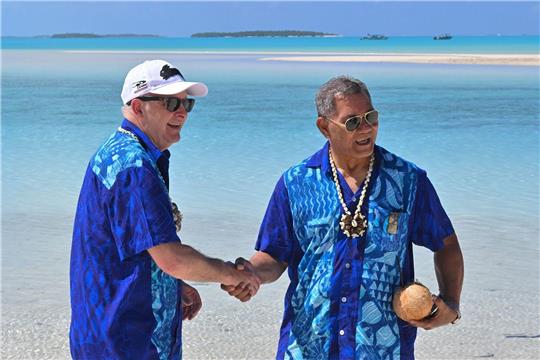 Australiens Premier Anthony Albanese (l.) und Kausea Natano, Premierminister von Tuvalu, beim  Pazifik-Insel-Forum in Aitutaki.