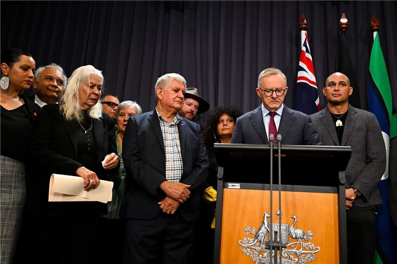 Australiens Premierminister Anthony Albanese spricht bei einer Pressekonferenz im Parlamentsgebäude in Canberra.