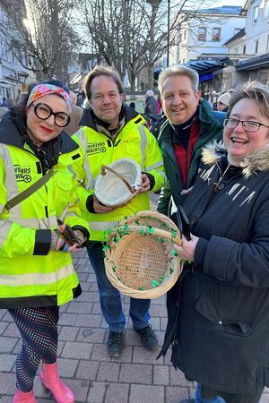 Ausverkauft melden (v.l.) die Magdalena Stephan und Marcel Lüers (Schulweghelfer) sowie Marcus Backes und Daniela Grzbielok vom Stadtelternrat.