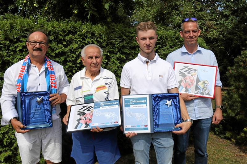 Zivilcourage-Preis: Schüler-Senior-Duo rettet Frau aus brennendem Haus Auszeichnung für Mut und Einsatzbereitschaft: Günter Koschig (l.) und Florian Wildmann (r.) ehren zwei Lebensretter: Rochus Bernhard Habel feiert heute seinen 90. Geburtstag. Justin Prenzler ist inzwischen 17 Jahre alt und arbeitet nun für die Autobahnmeisterei Braunschweig. Foto: Hartmann