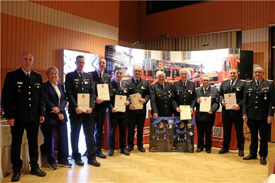 Auszeichnung für langjährige Mitglieder: Ortsbrandmeister Udo Löprich (links), Oberbürgermeisterin Urte Schwerdtner und Stadtbrandmeister Christian Hellmeier (rechts) zeichnen Kevin Schmidt (von links), Rene Hoppstock, Sven Eisoldt, Patrick Henke, Anton Brummer, Werner Kahl, Stefan Bravin und Sebastian Rau aus.  Fotos: Hartmann