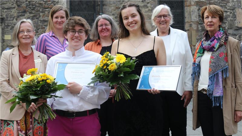 Auszeichnung für zwei besondere Ratsgymnasiastinnen: Pauline Urig (vorn, v.l.) und Michelle Nikiforow erhalten den "Zonta Young Women in Leadership Award". Es gratulieren (hinten, v.l.) Miriam Albers und Vizepräsidentin Sandra Tschupke (beide Zonta-Club Goslar), Tutorin Frauke Bremer sowie Präsidentin Beate Theermann und Elke Wedde (beide Zonta-Club St. Barbara).