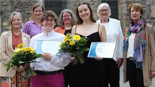 Auszeichnung für zwei besondere Ratsgymnasiastinnen: Pauline Urig (vorn, v.l.) und Michelle Nikiforow erhalten den "Zonta Young Women in Leadership Award". Es gratulieren (hinten, v.l.) Miriam Albers und Vizepräsidentin Sandra Tschupke (beide Zonta-Club Goslar), Tutorin Frauke Bremer sowie Präsidentin Beate Theermann und Elke Wedde (beide Zonta-Club St. Barbara).