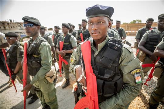 Auszubildende Polizisten der nigrischen Grenzschutzkompanie stehen bei der zivilen EU-Unterstützungsmission EUCAP Sahel Niger.