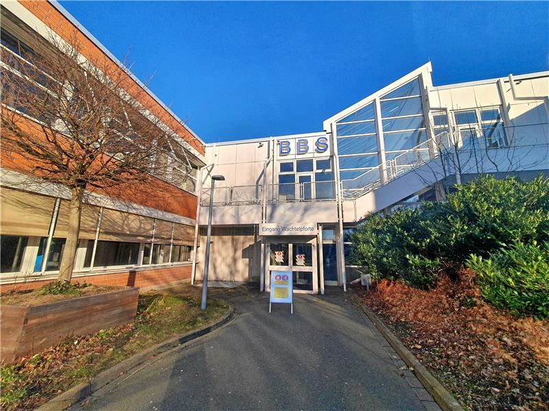 Auszubildende der Elektro-Innung dürfen nach Schummel-Vorwürfen ihre Prüfung wiederholen. An der Berufsschule in der Bassgeige waren sie offenbar während des Unterrichts an Prüfungsunterlagen gekommen. Foto: Sowa