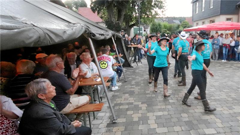 Auszug der Cowboys – vom Publikum gibt es Beifall für den Auftritt von Nauens Linedancern und die Organisatoren freuen sich über die große Resonanz auf ihr Fest.