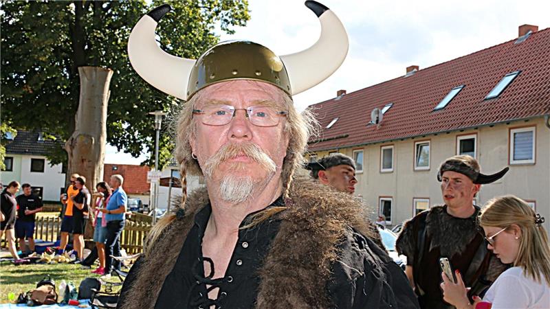 Dorffest in Othfresen mit Wikingerangriffen und Glaubensbekenntnis Authentisch: Ist Pfarrer Peter Wieboldt etwa ein Zeitreisender?