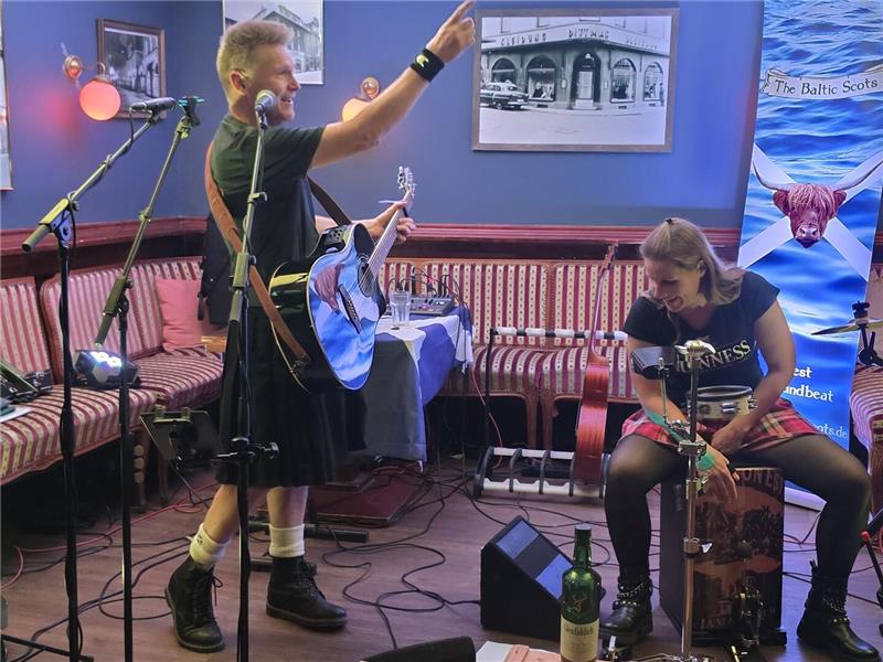Authentisch und sympathisch: Die The Baltic Scots entführen die Besucher im Kö in eine Bar in den schottischen Highlands.