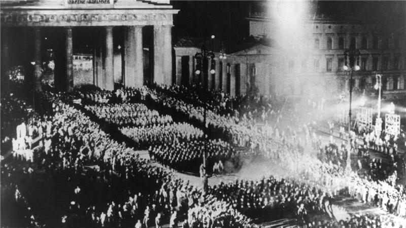 Brutale Nazi-Schläger misshandeln Lutters Bürgermeister Balke Authentischer SA-Fackelzug für den „Führer“? Mitnichten. Das Archivbild aus dem Sommer 1933 zeigt eine für einen Nazi-Film nachgestellte Szene des Marsches durch das Brandenburger Tor, mit dem die Nationalsozialisten am 30. Januar 1933 die Machtübernahme feierten.