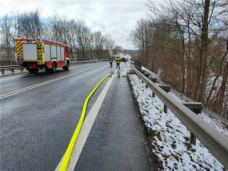 Auto überschlägt sich auf A7 und landet im Straßengraben Auto-Brand auf der B64: Die Feuerwehr Seesen bleibt vorsorglich in Bereitschaft. Foto: Feuer Seesen