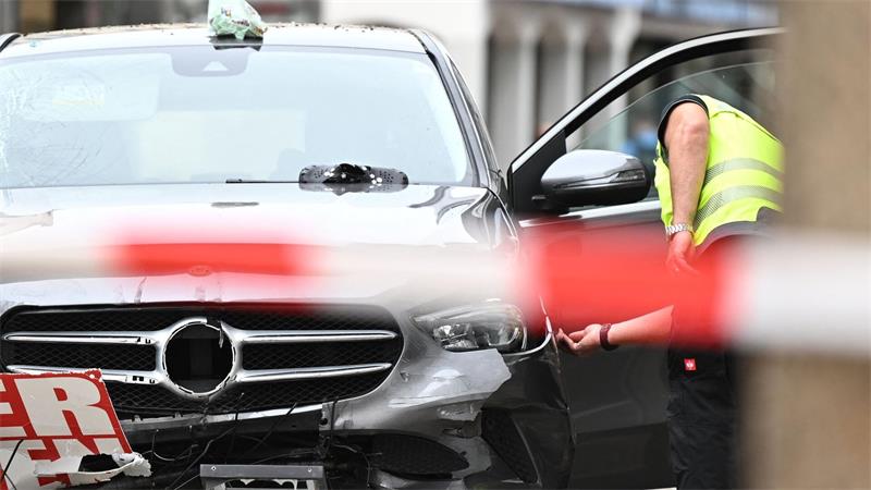 Auto rast durch Fußgängerzone in Hofgeismar