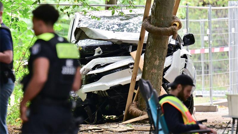 Auto rast in Menschenmenge - CSD abgebrochen