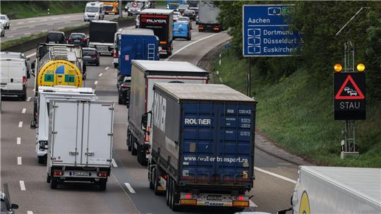 Autobahn-Projekten in NRW drohen Finanzierungslücken. (Archivbild)