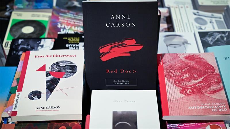 „Autobiography of Red“ gilt als größtes Werk der Kanadierin - hier zusammen mit dem Nachfolger „Red Doc“ und Carsons Essay „Eros the Bittersweet“. 
