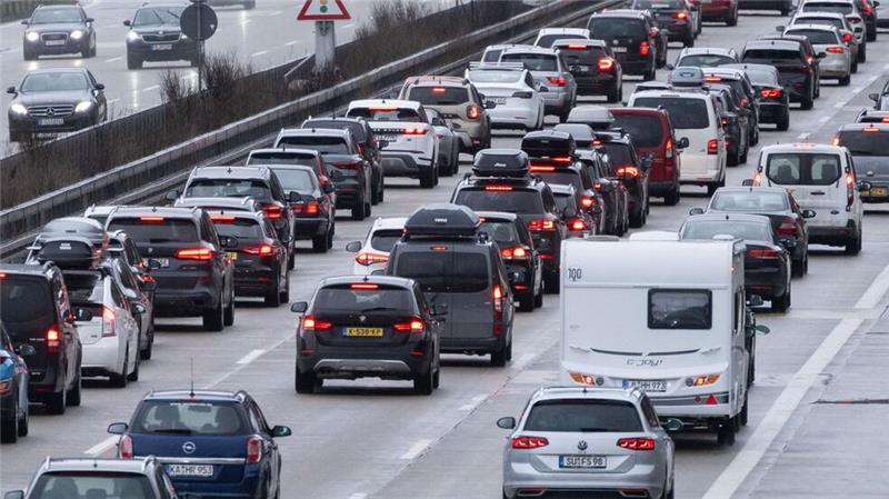 Autofahrer brauchen viel Geduld am Wochenende - auch die Innenstädte können sehr voll werden. (Archivbild)