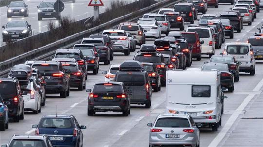 Autofahrer brauchen viel Geduld am Wochenende - auch die Innenstädte können sehr voll werden. (Archivbild)