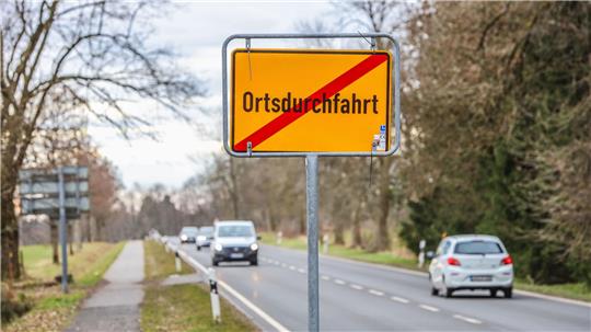 Das Bild zeigt ein Schild mit dem durchgestrichenen Wort Ortsdurchfahrt. Das Schild sieht man, wenn man Clausthal-Zellerfeld verlässt und in Richtung Osterode unterwegs ist.