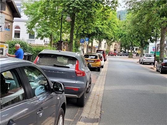 Autofahrer könnten in Bad Harzburg künftig möglicherweise 15 Minuten lang gratis parken. Inwiefern das umsetzbar ist, soll jetzt zumindest die Stadtverwaltung prüfen. Foto: Exner