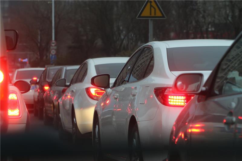 Staus und durchwachsenes Wetter am Wochenende Autofahrer müssen auch an diesem langen Wochenende Geduld mitbringen. Symbolbild: Pixabay