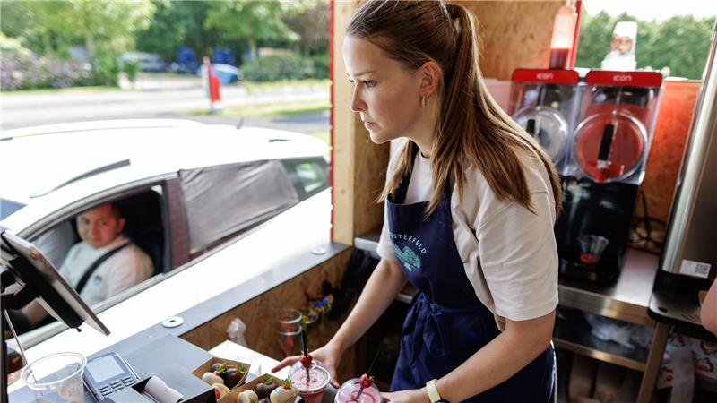 Autofahrer nehmen für den Erdbeer-Drive-in teils lange Anreisen in Kauf. 