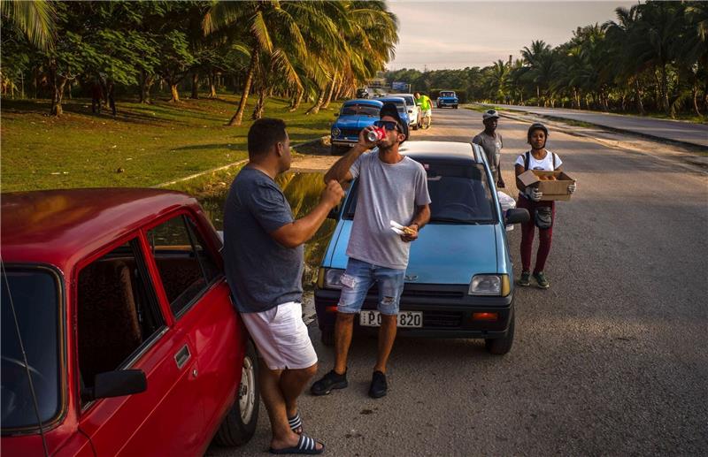Kuba sagt traditionelle Parade am Tag der Arbeit ab Autofahrer warten in Havanna auf die Ankunft eines Tanklastwagens mit Kraftstoff.